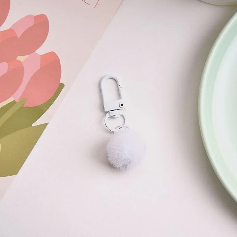 Брелок для ключей в виде разноцветного плюшевого шарика с молочным кулоном, абажуром в виде макарон и вращающейся пряжкой.