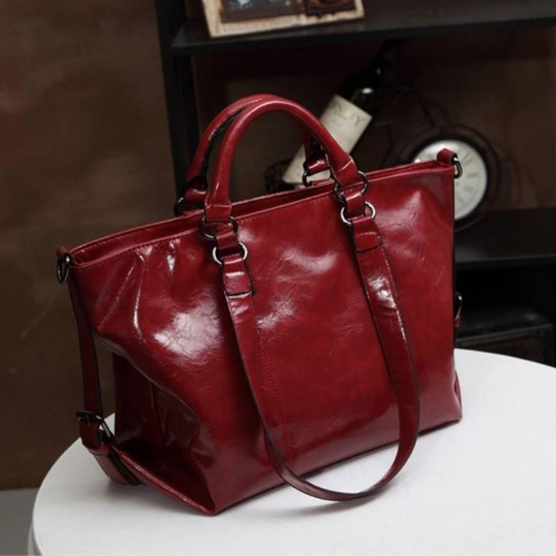 Womens Handbag With Soft Handle And Multiple Compartments For Everyday Style