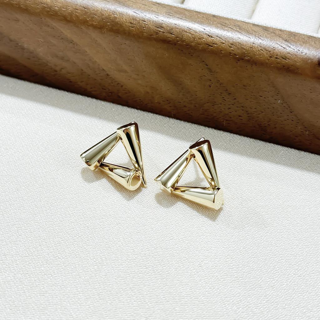 Конические треугольные серьги созданы как изысканные, маленькие, высококачественные, модные, простые и универсальные серьги.