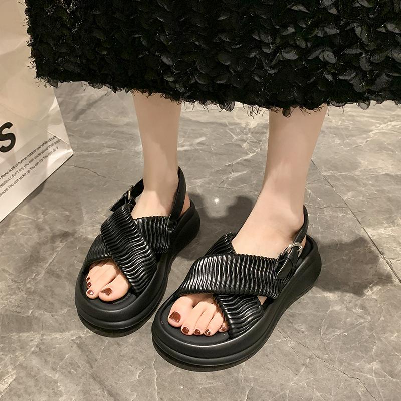 Модные женские босоножки на платформе со складками