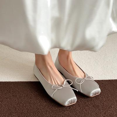 1СМ нишевая мода мягкая подошва удобные туфли-лодочки 2025 осень новинка квадратный носок плоская подошва мелкий вырез один педаль маленькие кожаные туфли