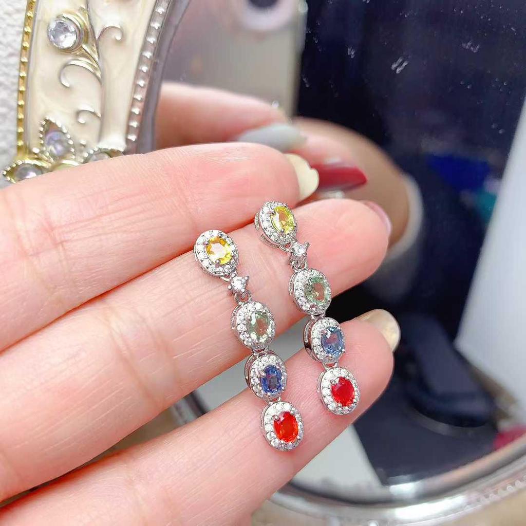 Серьги из серебра 925 пробы с сапфирами: Роскошный дизайн с ощущением высокого качества, серьги-гвоздики и серьги-подвески с цветными драгоценными камнями из коллекции Bustling.