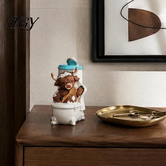 Miniature Bathroom Decor Highland Cow Figurine, Resin Scottish Calf Bathing Statue, Funny Charming Tabletop Ornament Farmhouse Animal for Home Office