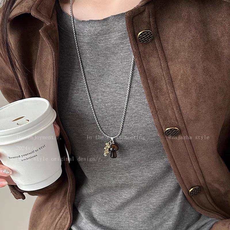 Ожерелье с подвеской в виде гриба из камня тигровый глаз: Изысканная, универсальная длинная цепочка для женских свитеров.