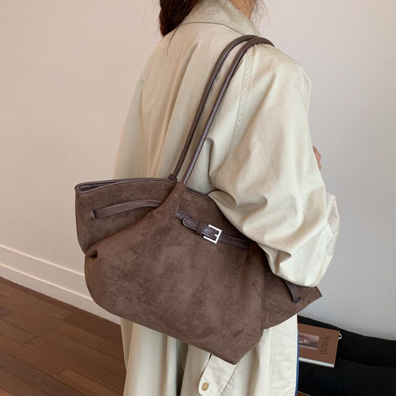 Сумка большой вместимости женская осень-зима 2025 новая ретро нишевый дизайн плечевая сумка под мышку плиссированная сумка-тоут для通勤