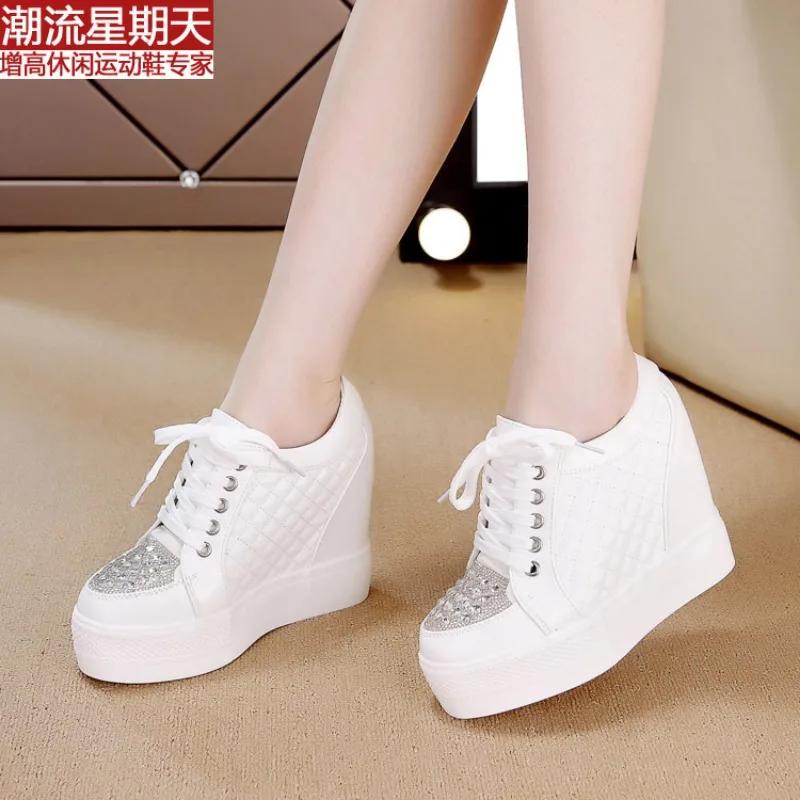 Модные кроссовки на платформе с танкеткой, женские туфли с белыми стразами и плоским каблуком, повседневные сетчатые теннисные туфли для женщин на шнуровке, вулканизированные туфли