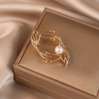 Брошь «Двойной рыбий хвост» излучает ощущение высококлассной легкой роскоши и элегантного дизайна. Это нишевая брошь с изысканными брошами.