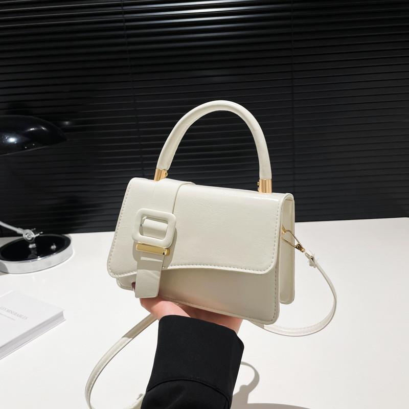 Изысканная маленькая квадратная сумка для женщин, изготовленная из прочного полиуретанового материала и имеющая минималистичный вид