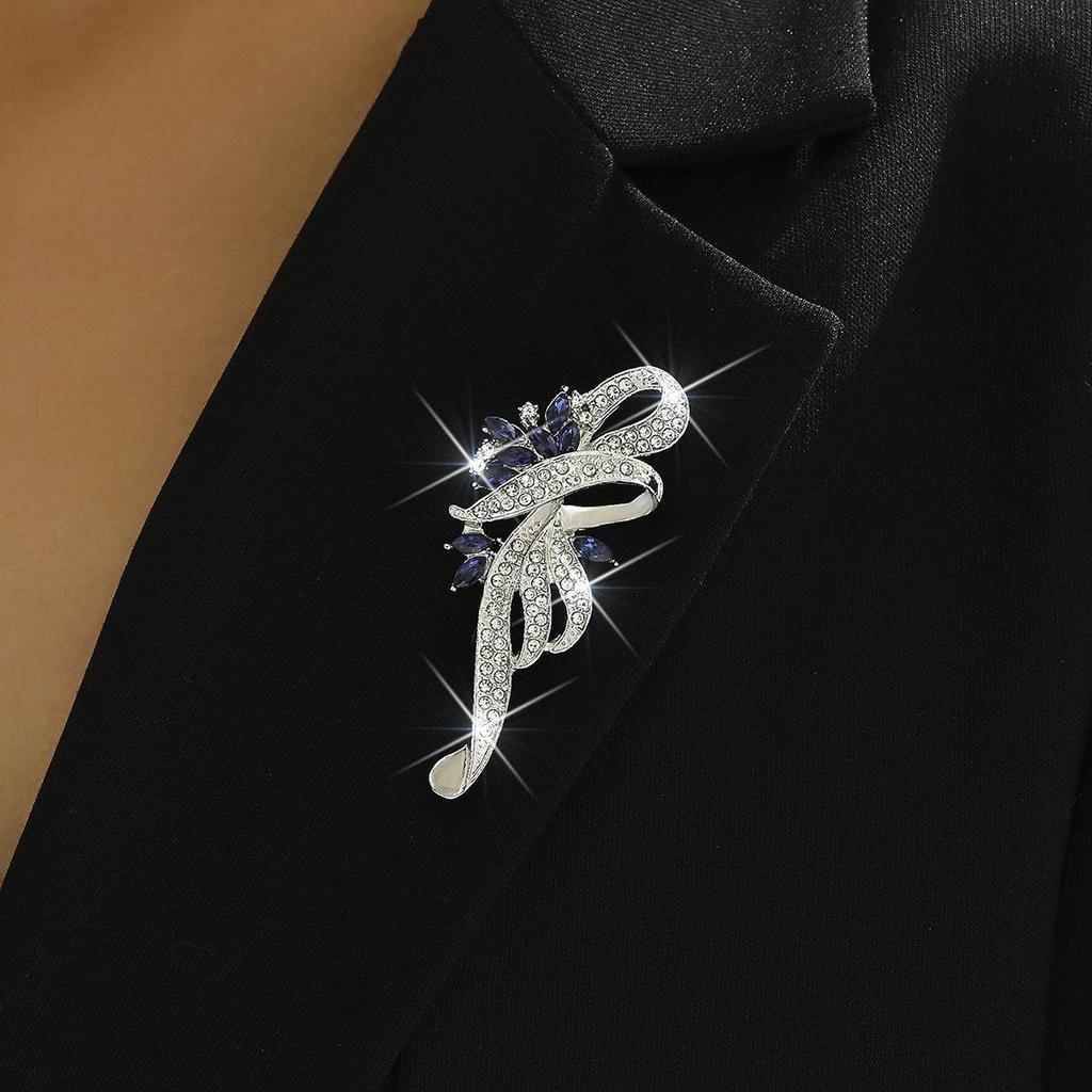 Роскошная хрустальная брошь: Универсальный европейский и американский аксессуар для костюма-пальто