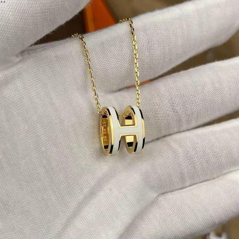 Женское высококлассное эмалированное колье Hermes с буквой H, 18-каратное розовое золото, универсальный нетускнеющий кулон на ключицу