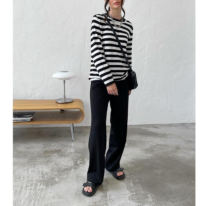 Женский свитер-пуловер с круглым вырезом и винтажной полоской