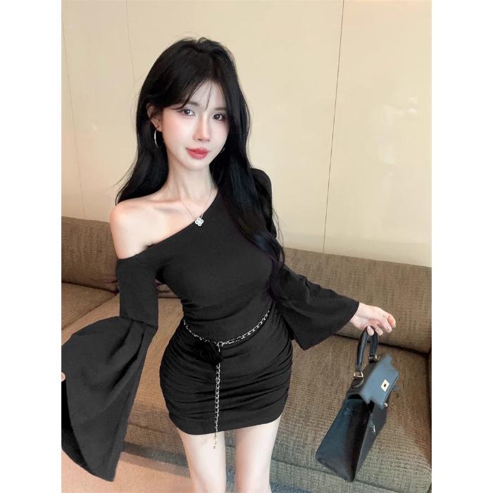 Женское фиолетовое платье с драпировкой на одно плечо и рукавами-колокольчиками - Приталенный силуэт, облегающая талию короткая юбка