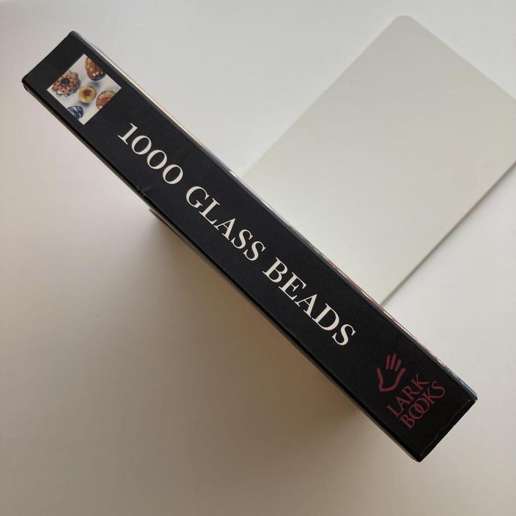 [ИСПОЛЬЗОВАННЫЕ] Иностранные книги: 1000 Стеклянных бусин: Инновации и воображение в современном изготовлении стеклянных бусин