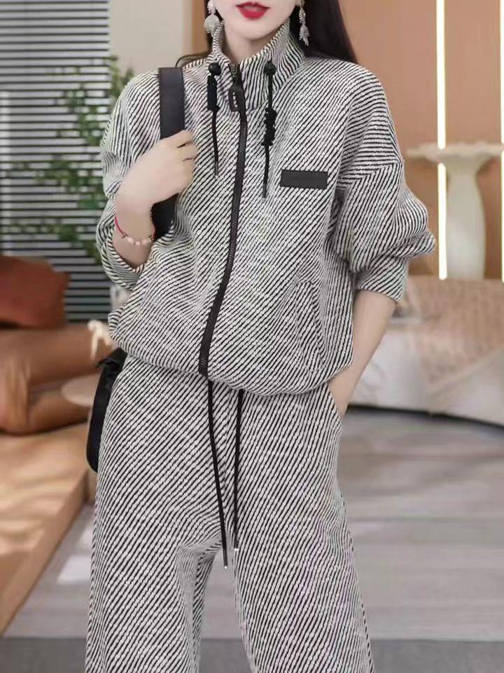 Женский повседневный комплект из полосатого кардигана и широких брюк - коллекция весна/осень 2024 г.