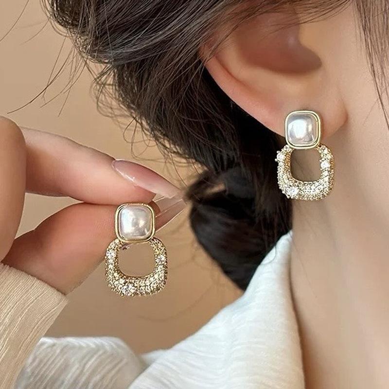 Explosive full of zirconium square pearl stud earrings, high-end high-end earless ear clips, mosquito coil discs, fashionable light luxury earrings