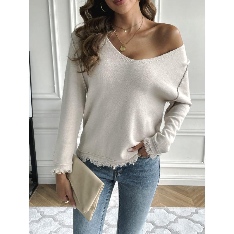 Женский свитер плотной вязки с короткими рукавами и бахромой