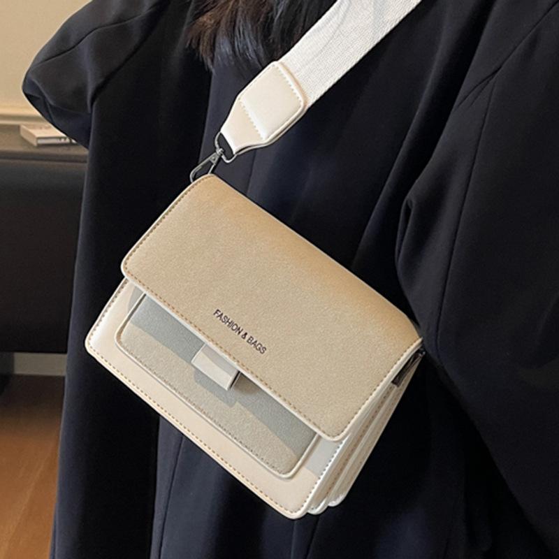 Маленькая квадратная сумка модная и стильная. Это сумка на одно плечо, сумка через плечо для женщин и модная сумка для поездок на работу.