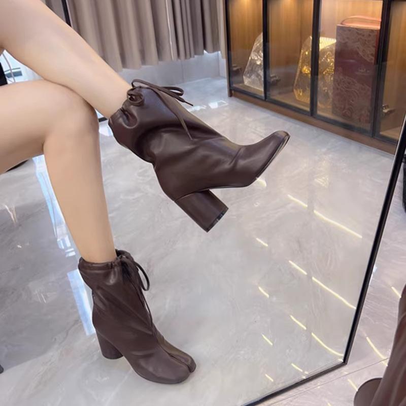 Новые ботильоны таби для женщин, на высоком каблуке, женские ботинки с раздвоенным носком, модные ботинки таби с широким голенищем на шнуровке, женская обувь с раздвоенным носком