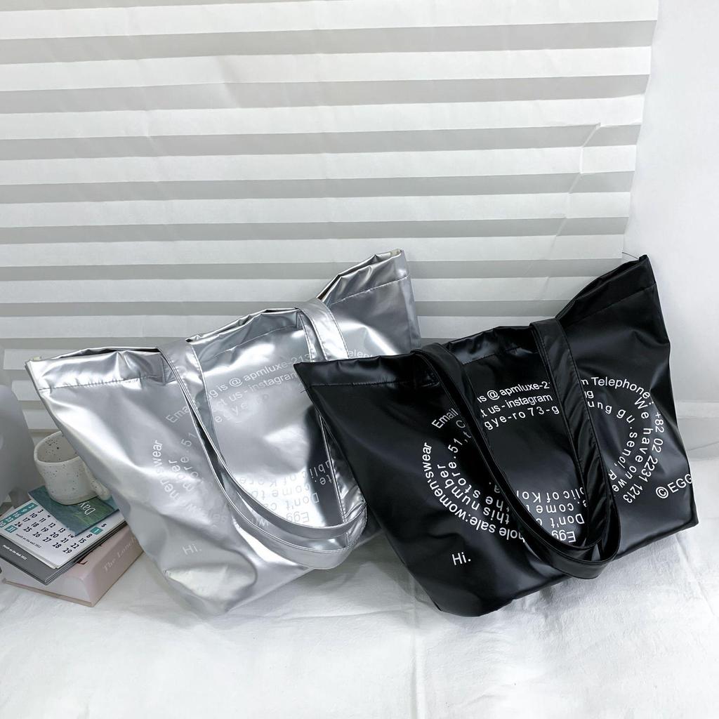 Вместительная серебристая сумка-тоут: Универсальная мода для поездок на работу