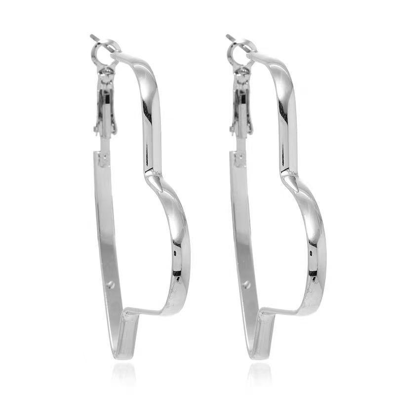 Необычные серебряные серьги в форме сердца — модный холодный стиль 2025 года с ярким, преувеличенным дизайном