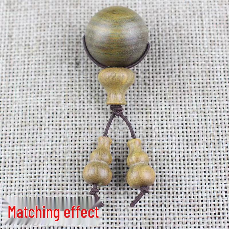 Браслет из бусин из зеленого эбенового дерева и красного сандала с головой Будды, подвеской в виде тыквы-горлянки и аксессуарами Ваджра Бодхи.