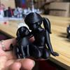 Элегантная статуэтка девушки с маленькой собачкой, с уникальными пятнами или каменной текстурой, подходит как теплое украшение для рабочего стола в доме