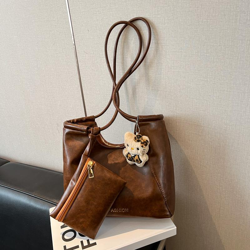Large capacity tote bag 2026 autumn and winter new versatile commuter shoulder underarm bag premium texture handbag
