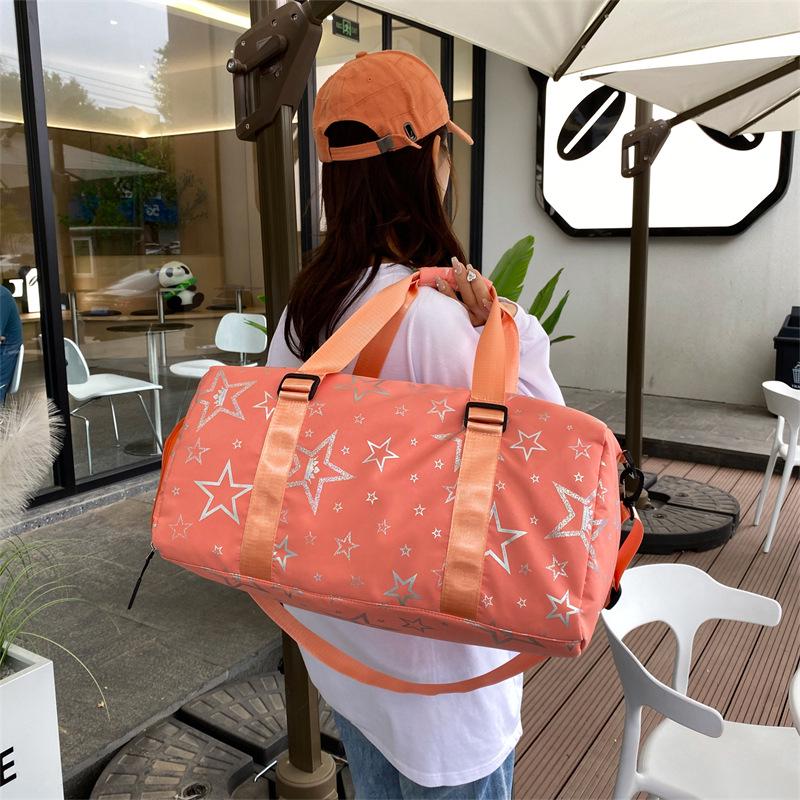 Вместительная дорожная сумка с отделением для обуви и отделением для влажного/сухого белья, удобная для переноски в руке, для спорта и отдыха.