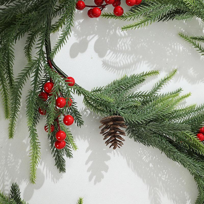 Рождественское украшение на дверь из сосновых веток и ягод