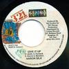 7-дюймовая пластинка AARON SILK Give It Up NONE 321 Strong 1998 Ямайка Регги Ска Даб Б/у