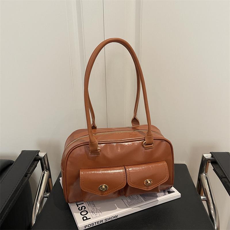 Trendy and versatile Boston bag, minimalist retro underarm commuter bag, perfect for everyday street style outfits.