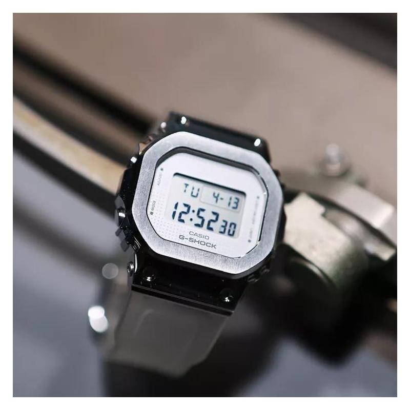 Casio Полностью металлическая серия - цифровой дисплей с квадратным циферблатом, металлический корпус, ретро-классика, маленький квадрат, водонепроницаемый и ударопрочный, кварцевый GM-S5600SK-7PR