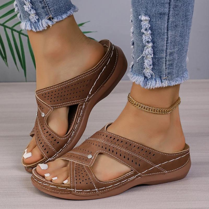 Модные женские тапочки Новые летние элегантные сандалии на низком каблуке Уличная легкая обувь Модные танкетки Повседневные шлепанцы Пляжные шлепанцы Женские