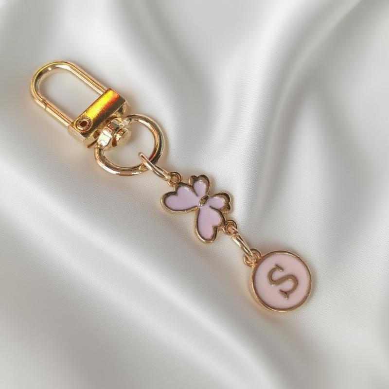 Металлический розовый брелок для ключей в виде бабочки, модный брелок с инициалами от A до Z, держатели для ключей от машины, подвеска для сумки, висячий декор, подарок для пары