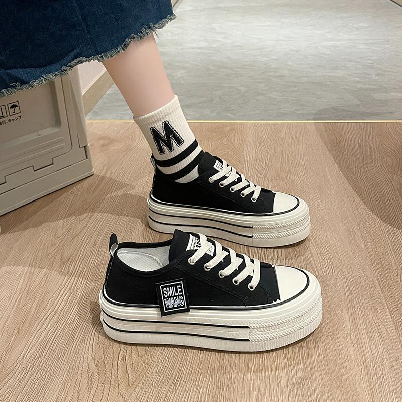 Женские парусиновые туфли на платформе 2025 года, летняя новая корейская версия, повседневная спортивная обувь, круглая обувь на шнуровке, универсальные маленькие белые туфли