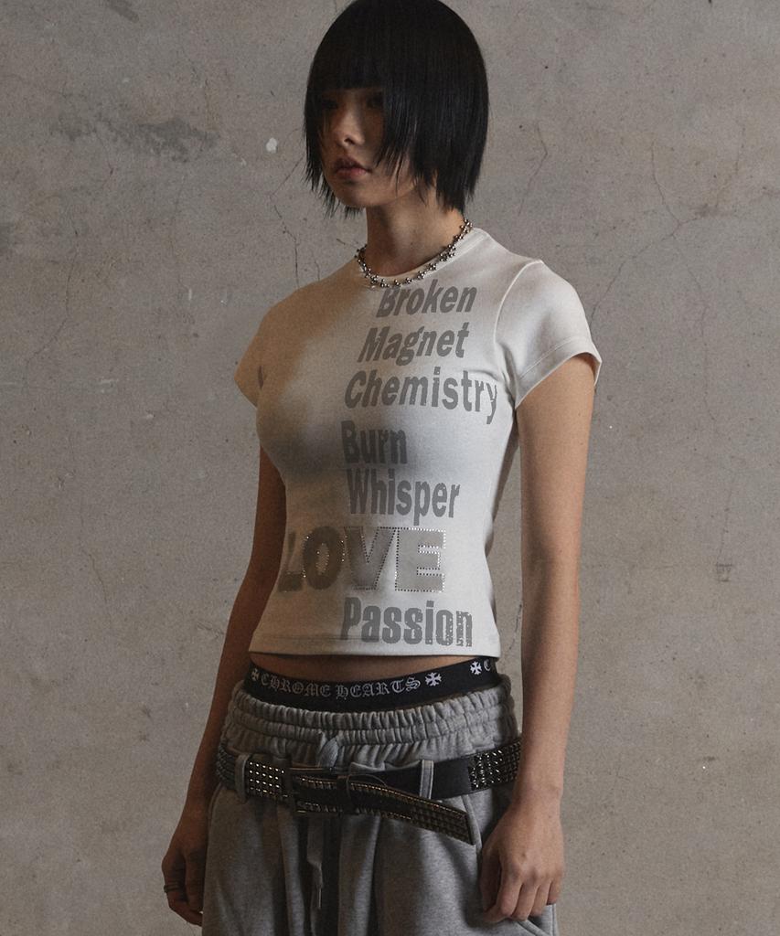 Garter Gallery Футболки кроп с принтом Love Typo_Белый