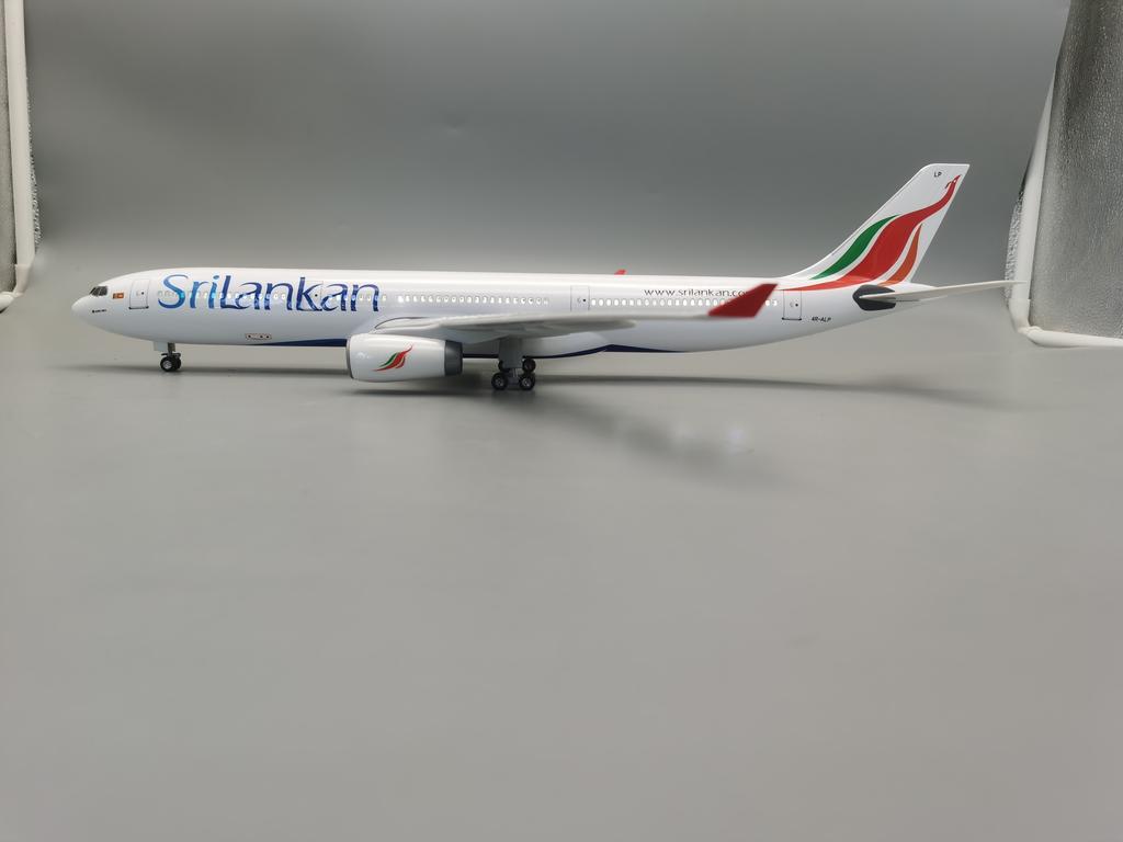 Масштаб 1:135 47см A330 SriLankan Airlines Airbus С подсветкой и колесами Литая смола Модель самолета Коллекционный Дисплей для комнаты