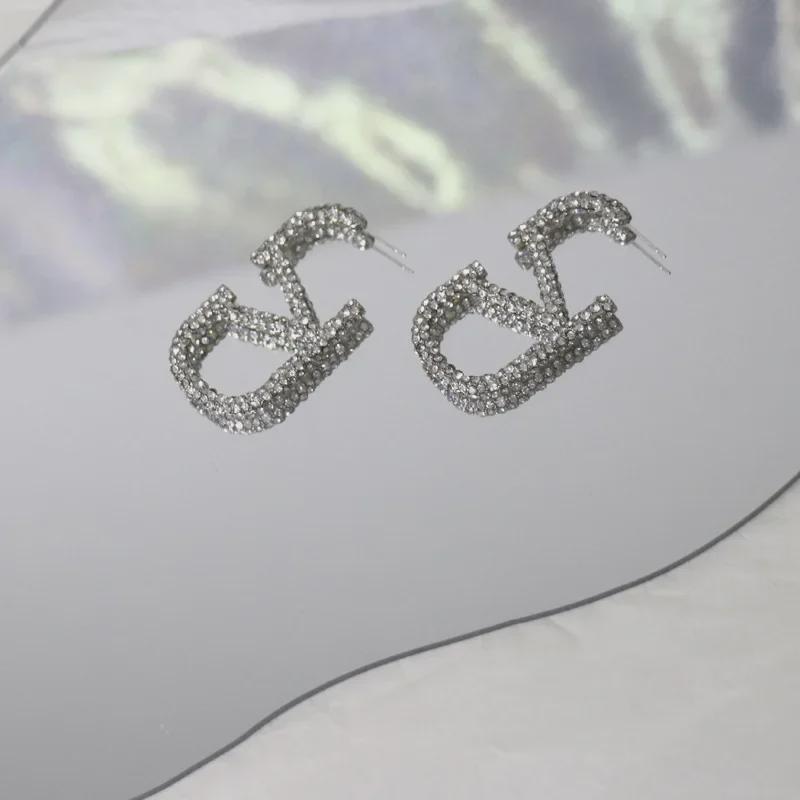 Роскошные серьги с бриллиантами в форме буквы V: Модный, стильный и милый индивидуальный дизайн