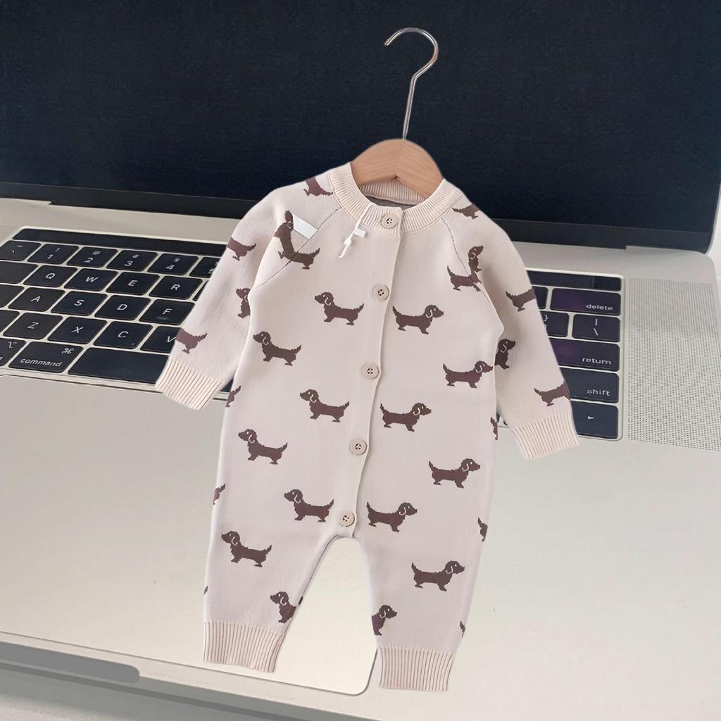Свитера и комбинезоны для младенцев и малышей осень/зима 2024 года: Комбинезон для новорожденных, одежда для ползания с принтом.