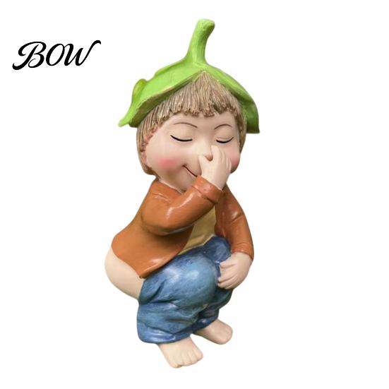 Whimsical Home Decor Resin Pooping Boy Statue, Funny Peeing Kid Figurine, Lively Courtyard Decoration Humorous Sculpture for Garden Indoor Tabletop