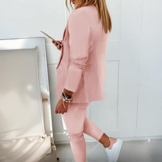 Женский костюм-двойка: пиджак-блейзер с длинным рукавом и открытой передней частью и брюки-карандаш. Деловой комплект. Повседневная офисная формальная одежда.