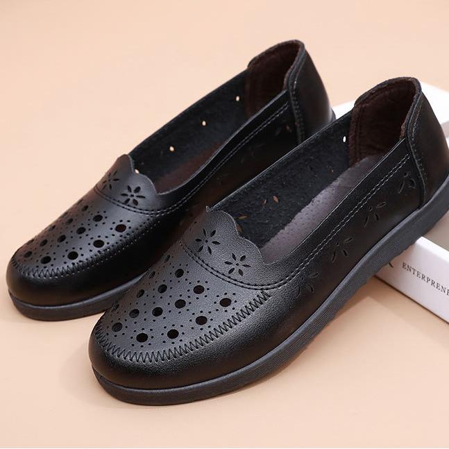 Сандалии для мамы, летние сандалии, дышащие модные туфли из полой кожи, нескользящая женская обувь на плоской подошве с мягкой подошвой