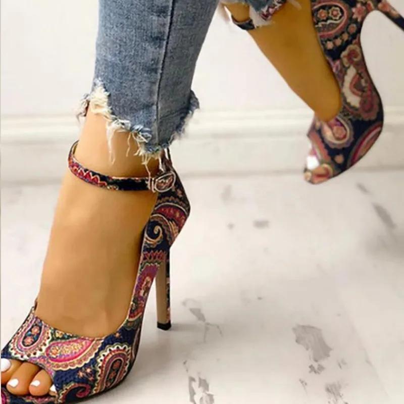 2024 Брендовые женские туфли с пряжкой на ремешке, женские босоножки, модные босоножки с принтом для вечеринок, женские новые босоножки с открытым носком и каблуком больших размеров