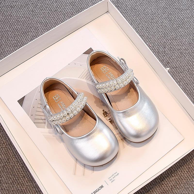 New spring and autumn collection of Mary Jane shoes for girls, featuring a bow design, soft soles, and a pearl embellishment, creating a stylish and