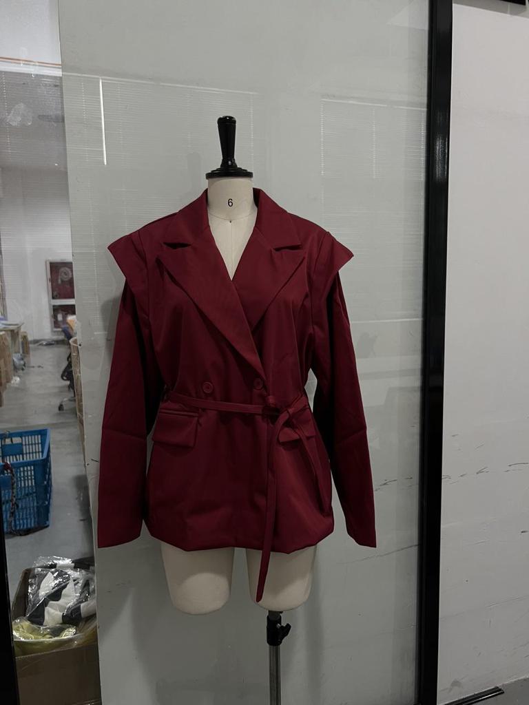 2025 Весна/Лето Универсальное Однотонное Пальто: Приталенный пояс, Подплечник, Элегантный дизайн