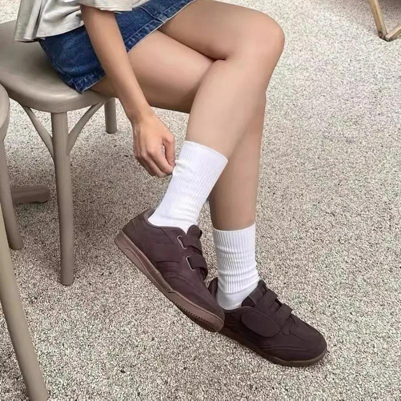 Женская обувь 2024 года, горячая распродажа, женская обувь из вулканизированной кожи с пряжкой на ремешке, модная женская повседневная обувь с круглым носком, новые однотонные классические кроссовки