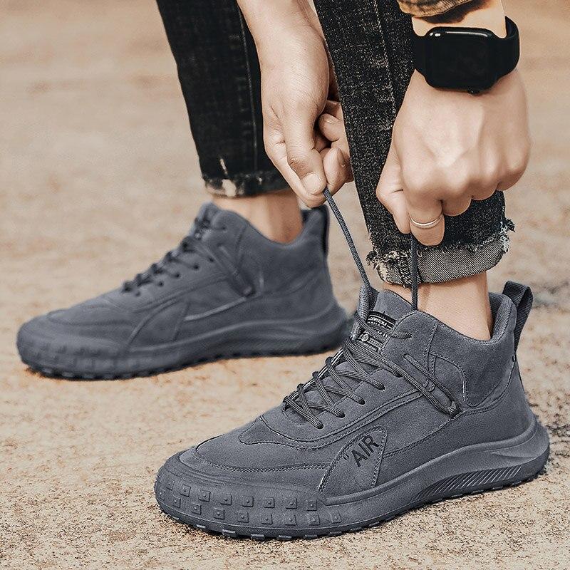 Мужские осенние и зимние спортивные ботинки телесного цвета. Удобная легкая рабочая обувь. Дышащие модные трендовые спортивные ботинки. Бионические ботинки.