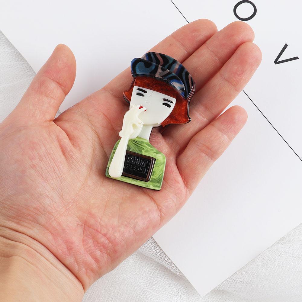 New Punk Cool Brown Hair Lady Acrylic Brooch For Women Letters Green Clothes Lapel Pins Brooches Badges Jewelry Party Dress Gift
