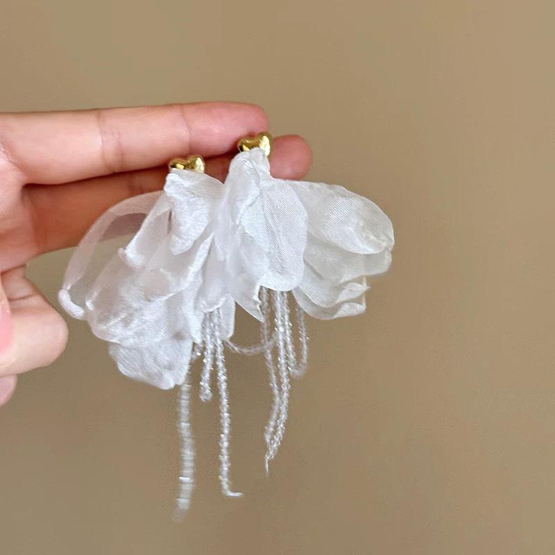 Серьги-гвоздики из ткани в виде цветка «Серебряная игла» со стеклянной бахромой, средние, с антикварным темпераментом, дизайнерские, нишевые