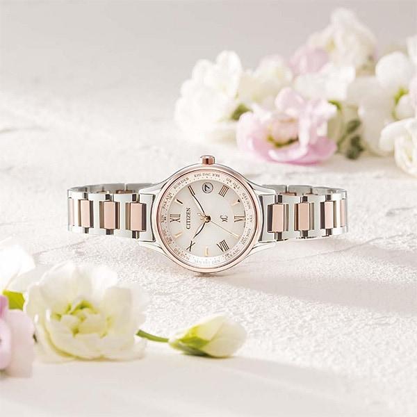 Citizen EC1165-51W ( Часы xC Eco-Drive радиоуправляемые H246 Titania Line Happy Flight Bloom Design Eternal Platinum/Sakura Pink)